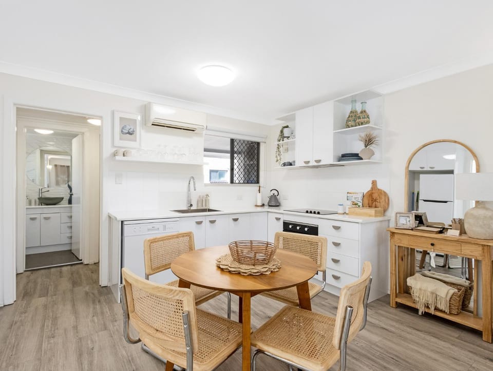 Coffee/tea facilities, Kitchen or kitchenette, dishwasher, stove, stove, toaster, toaster, kitchen, kitchen