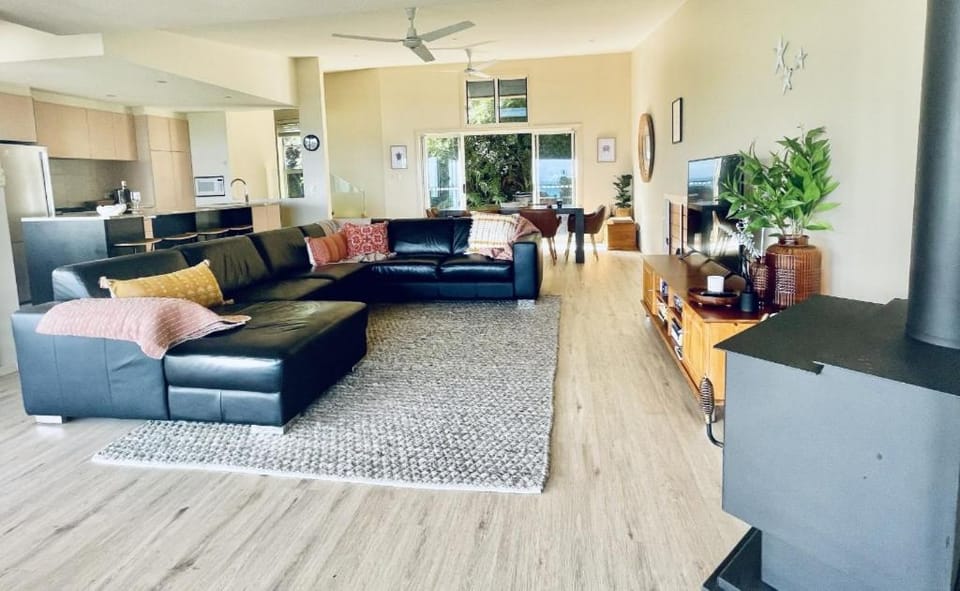 Kitchen or kitchenette, Living room, Seating area, Dining area, fireplace