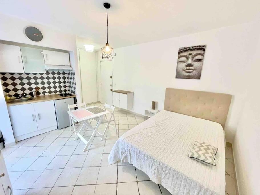 Bed, Kitchen or kitchenette, Dining area