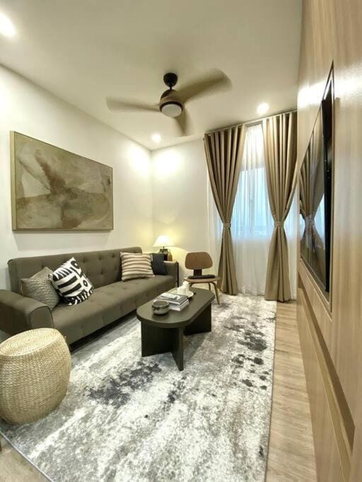 Bed, TV and multimedia, Living room, Seating area, fireplace, locker