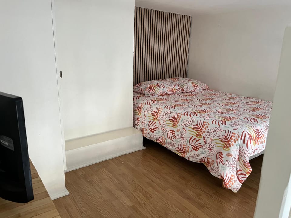 Bed, TV and multimedia, Bedroom