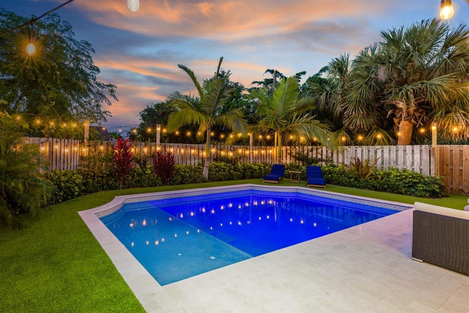 Modern Romantic Tropical Poolside Retreat! House in West Palm Beach