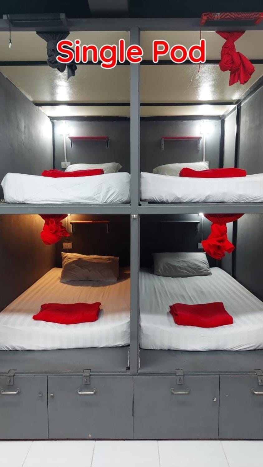 Bed, Bedroom, bunk bed, towels