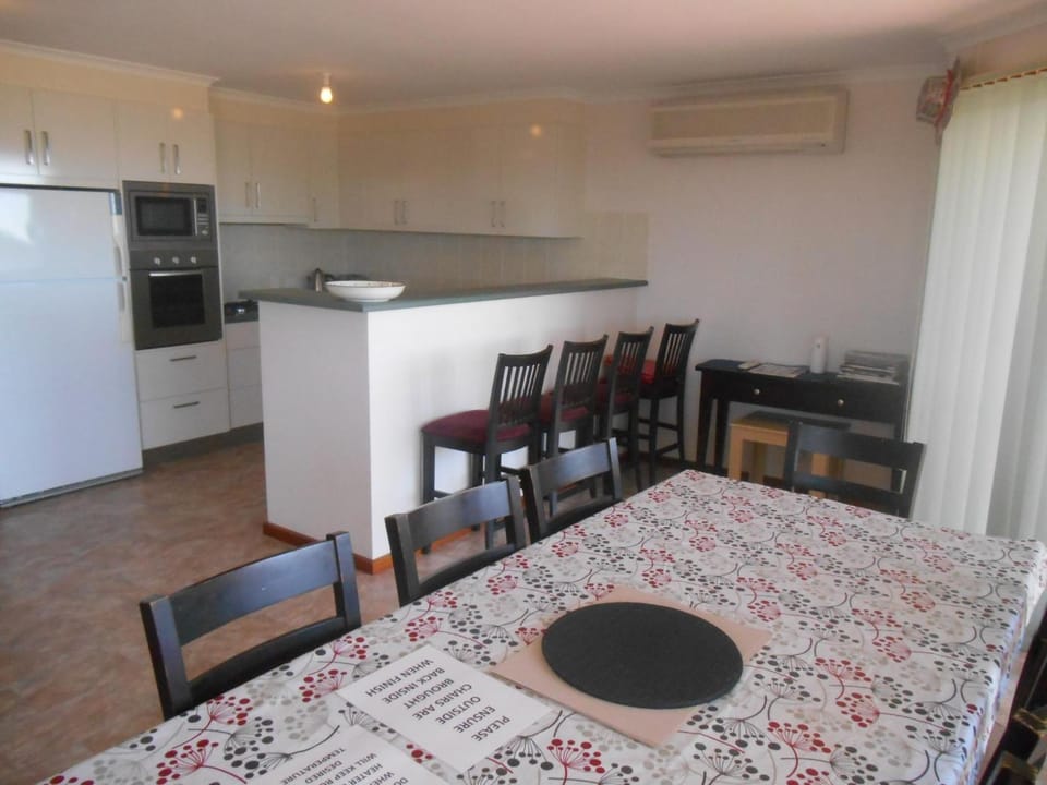 Kitchen or kitchenette, Dining area, air conditioner