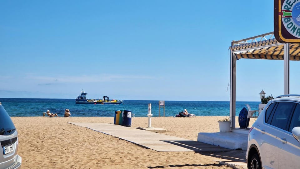 Restaurant/places to eat, Beach