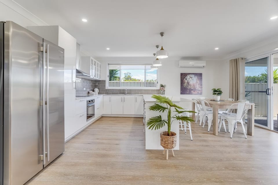 Kitchen or kitchenette, Dining area, minibar, pet friendly, stove