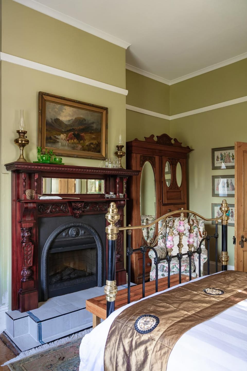 Photo of the whole room, Bedroom