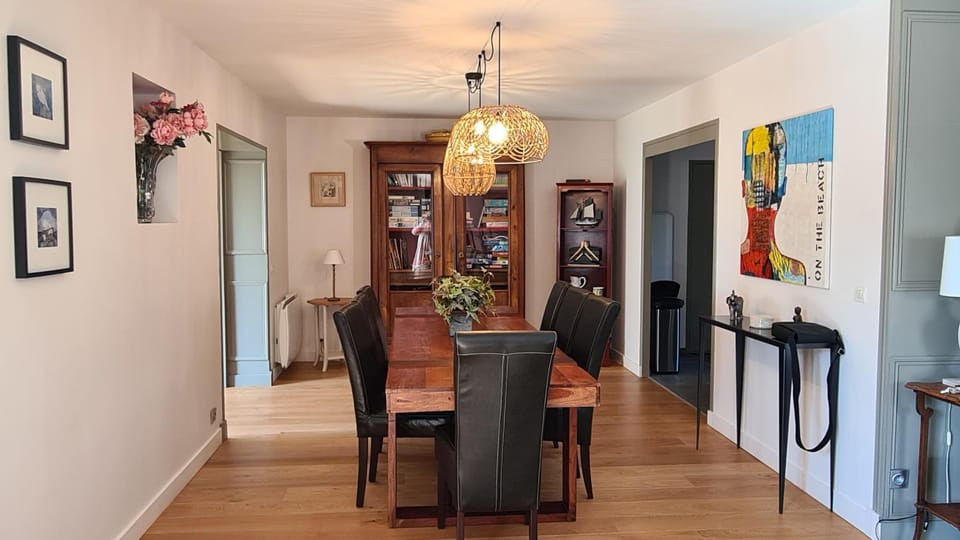 Decorative detail, Seating area, Dining area