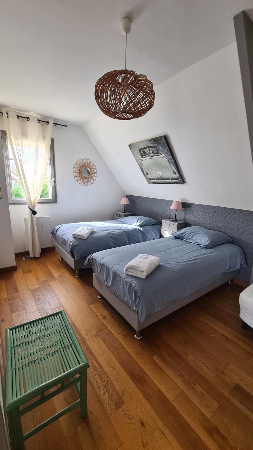 Bed, Photo of the whole room, towels