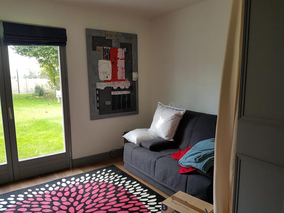 Bed, Seating area, Bedroom