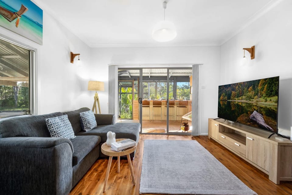 Ma Te Kokorou - pet-friendly Huskisson pool escape House in Huskisson