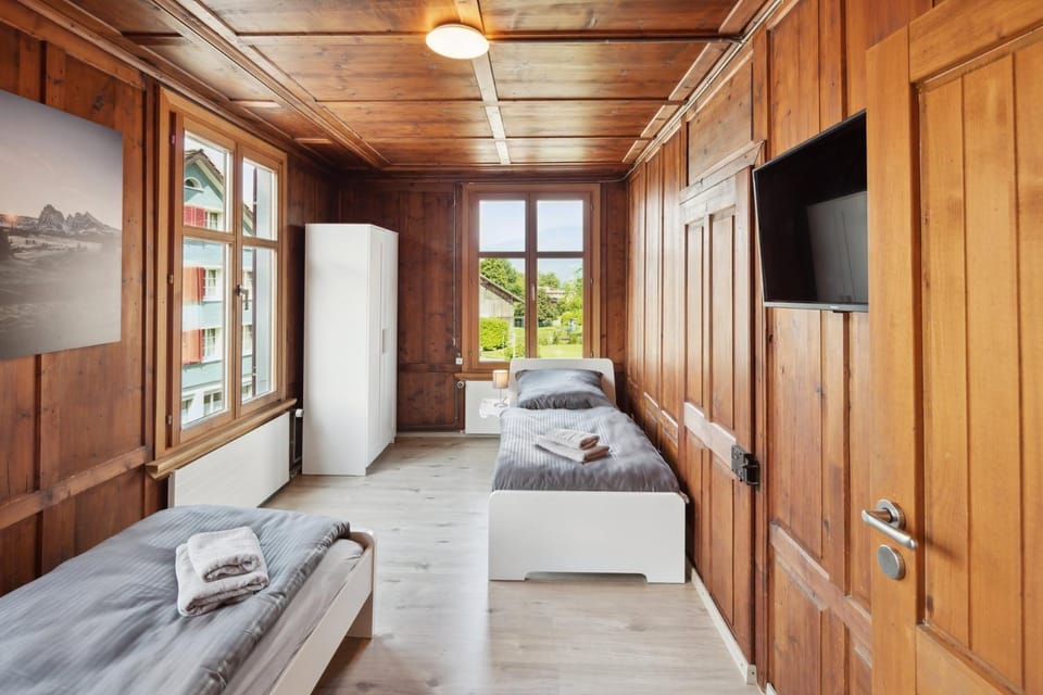 Bed, TV and multimedia, Photo of the whole room, Evening entertainment, Bedroom, wardrobe