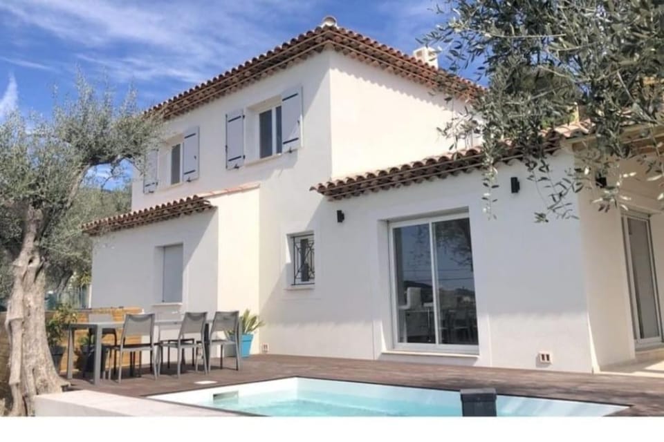 Nice, Magnifique villa vue mer avec piscine Villa in 06340 La Trinité, France