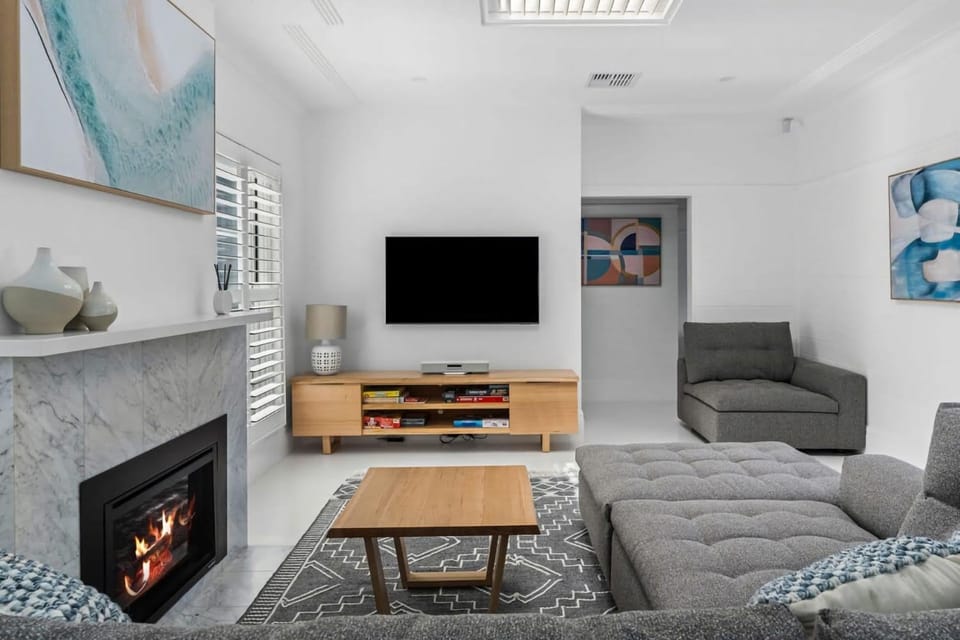 Hillside Hamptons Indoor Fire and Fire Pit House in Terrigal