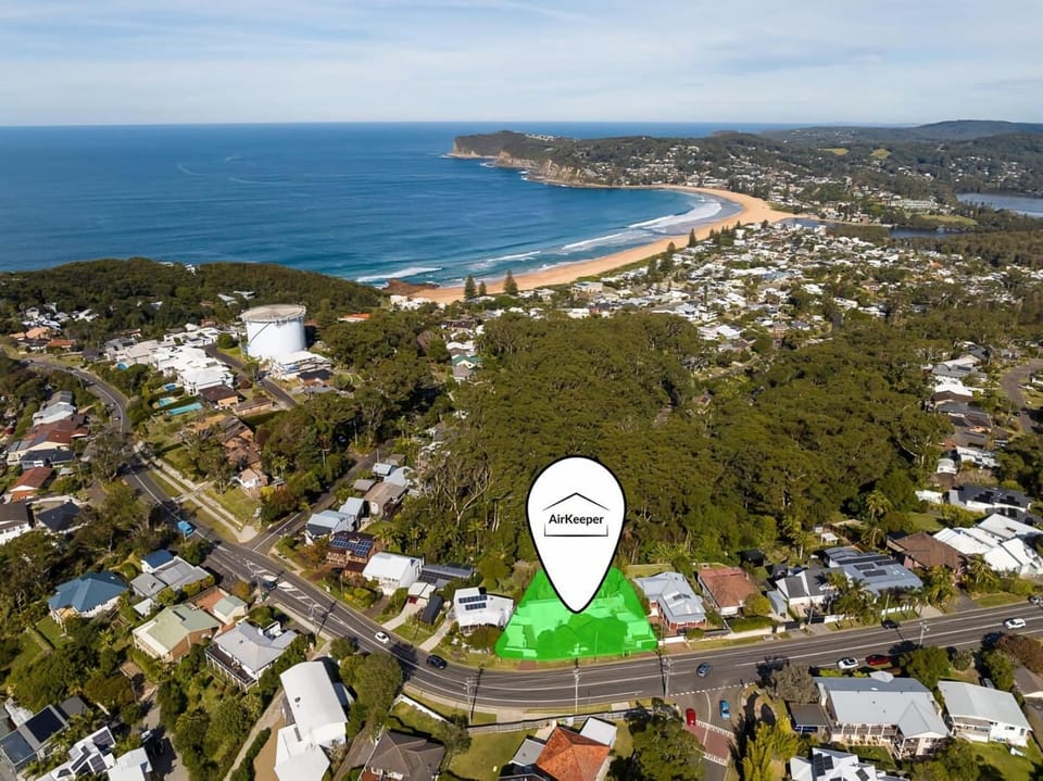 Hillside Hamptons Indoor Fire and Fire Pit House in Terrigal