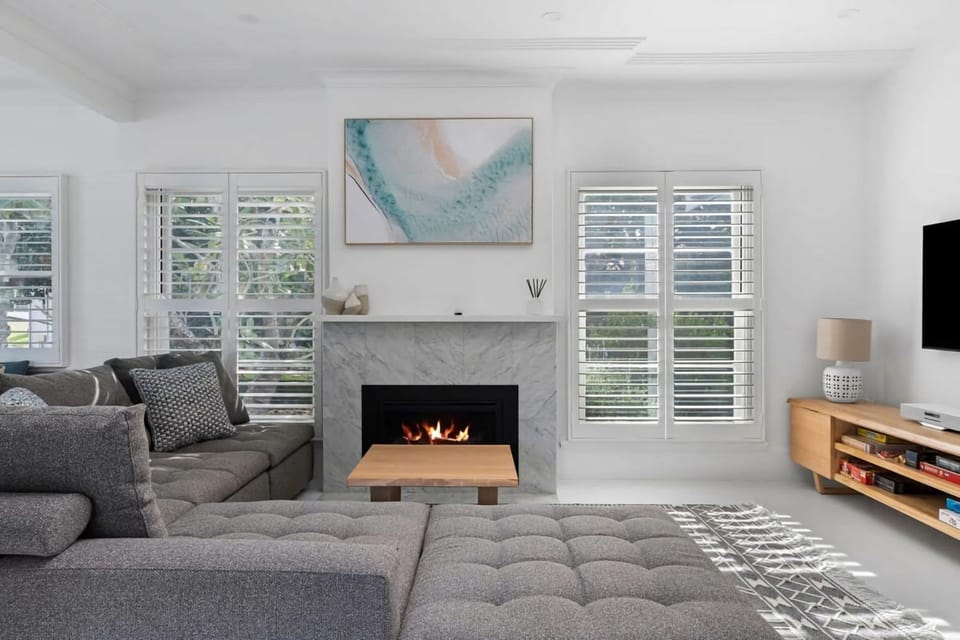 Hillside Hamptons Indoor Fire and Fire Pit House in Terrigal