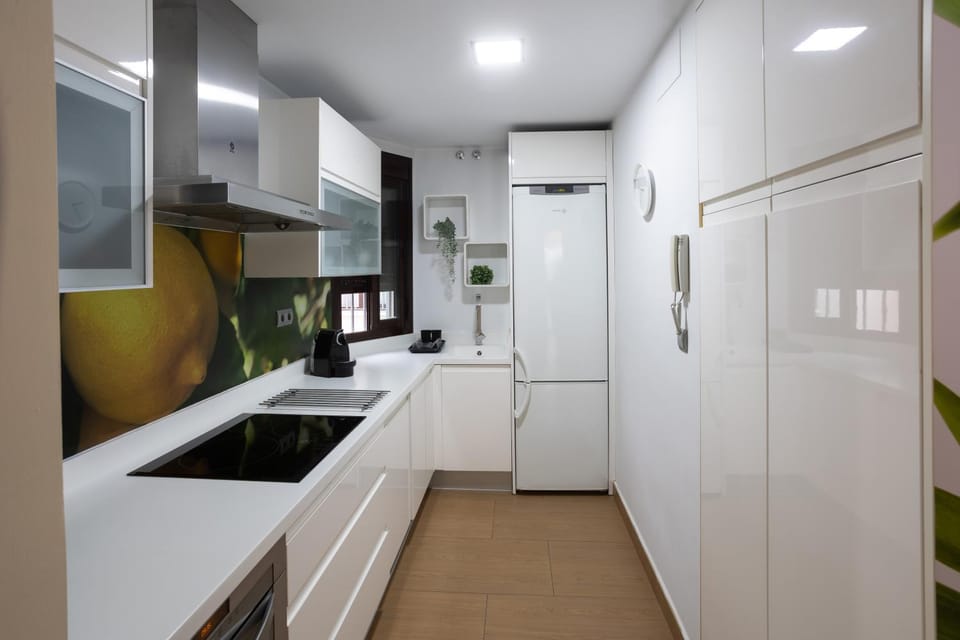 Kitchen or kitchenette, dishwasher, minibar, stove