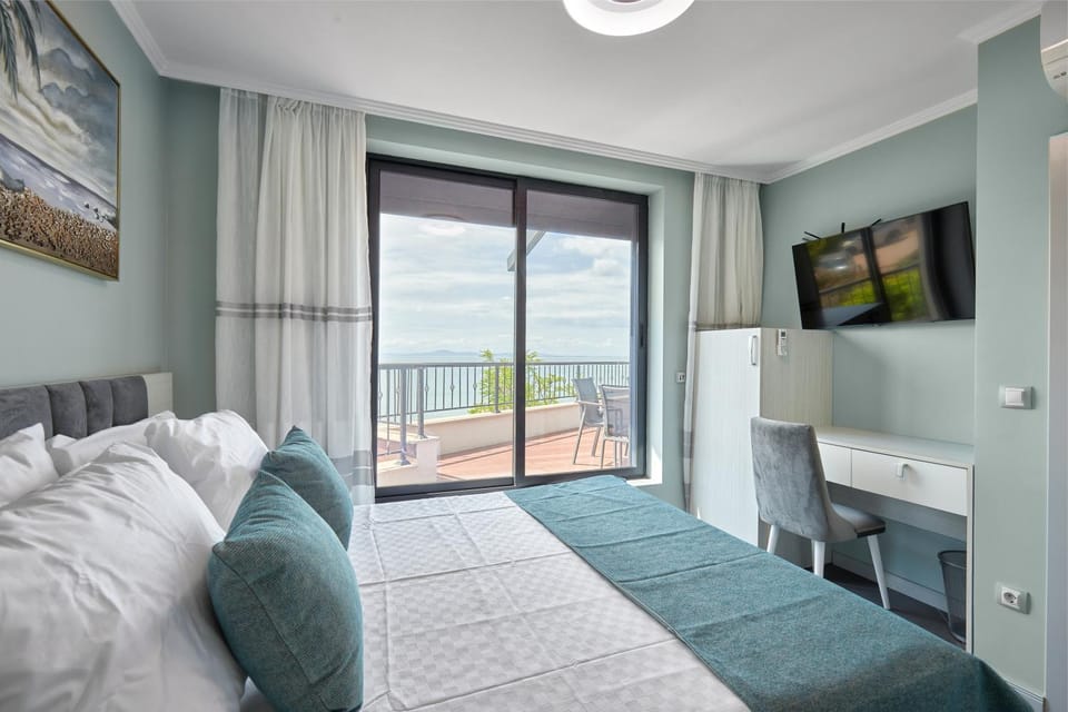 Bed, TV and multimedia, View (from property/room), Bedroom