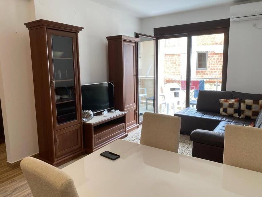 Communal lounge/ TV room, TV and multimedia, Living room, Seating area, Evening entertainment