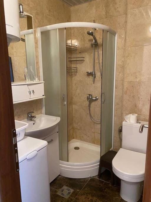 Shower, Toilet, Bathroom, towels