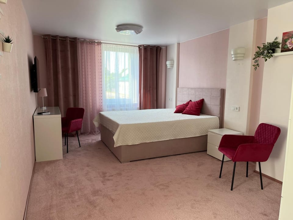 Bed, TV and multimedia, Living room, Photo of the whole room, Bedroom, hair dresser