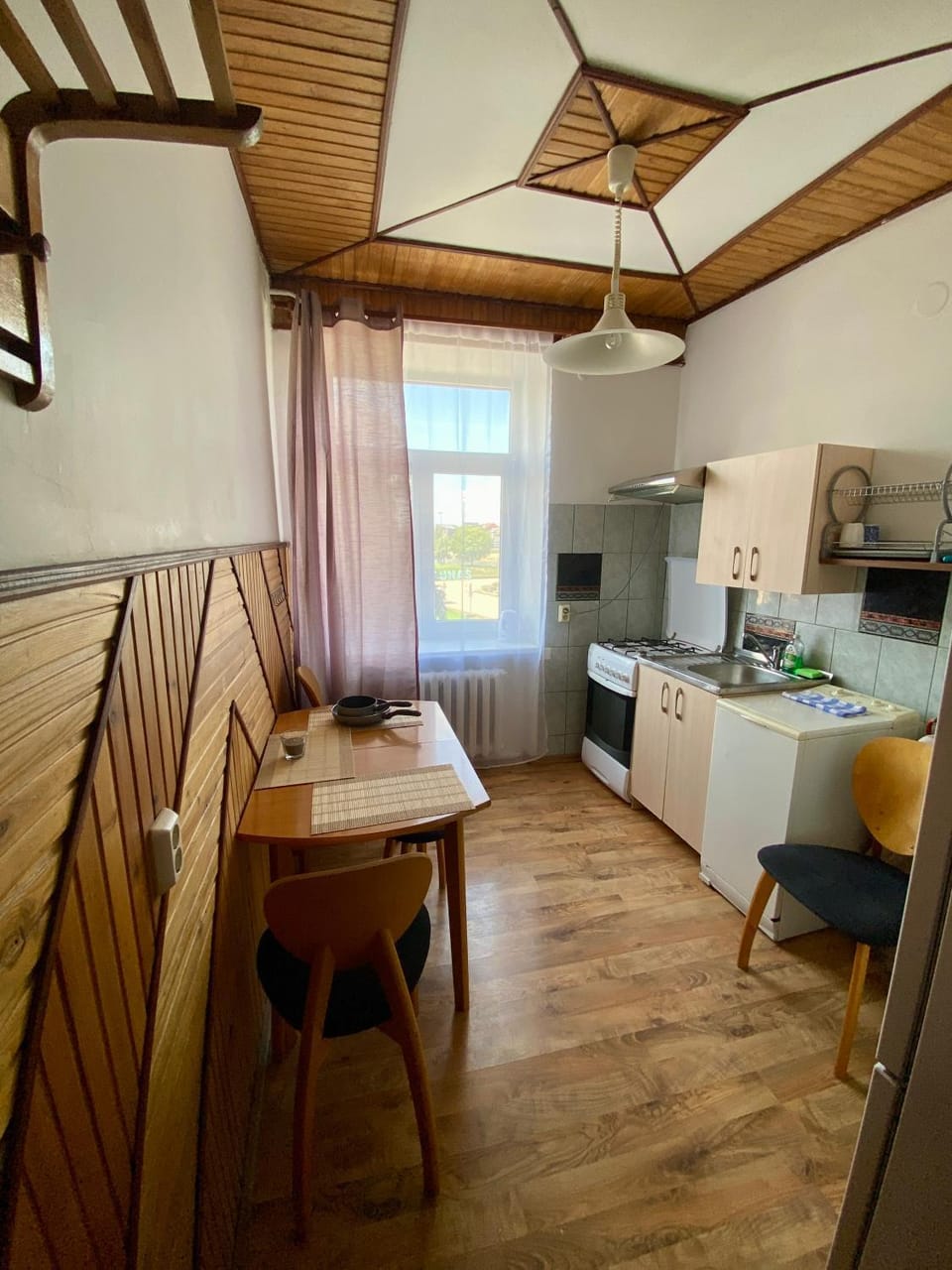 Kitchen or kitchenette, Dining area, stove