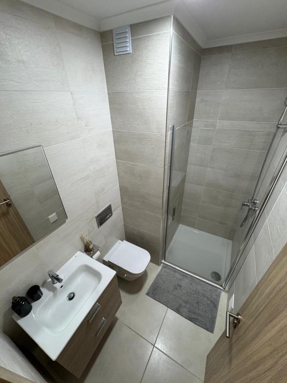 Shower, Toilet