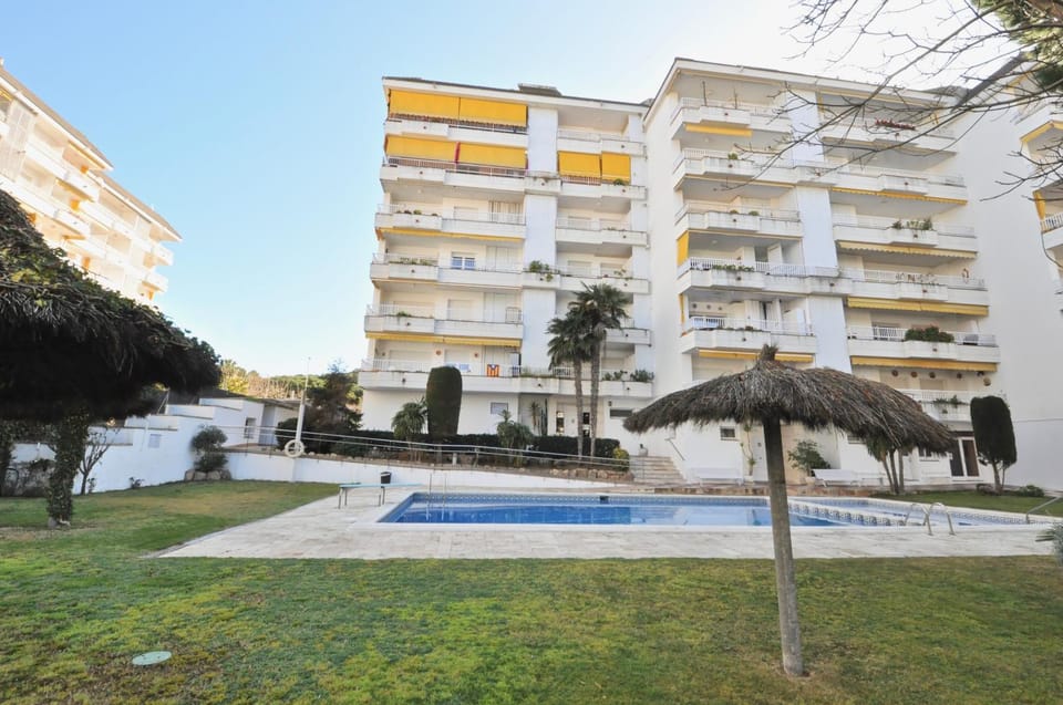 Property building, Garden, Garden view, Pool view, Swimming pool
