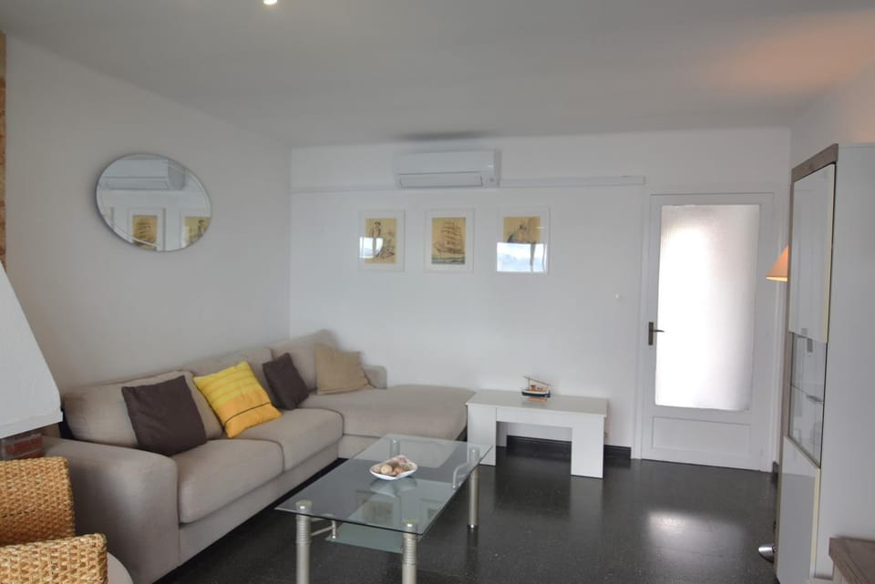 Seating area, Dining area, air conditioner