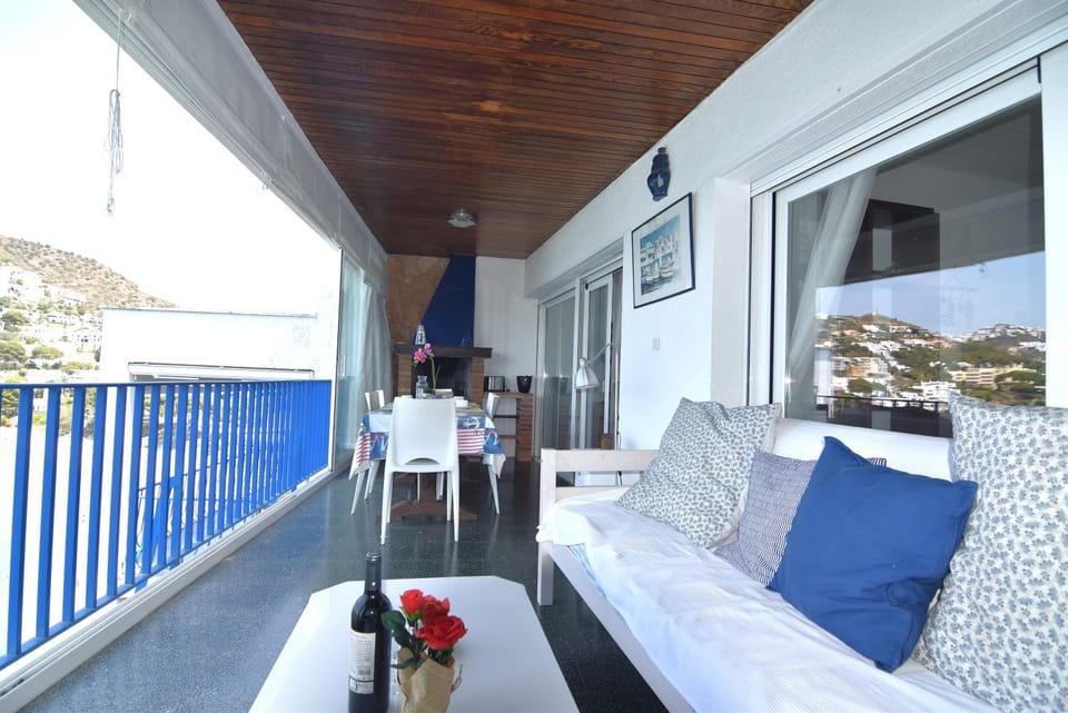 View (from property/room), Balcony/Terrace, Dining area, Mountain view