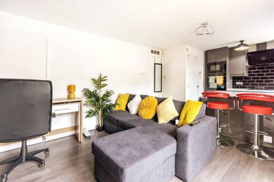 Modernised 2 Bed House close to City Centre Apartment in Leeds