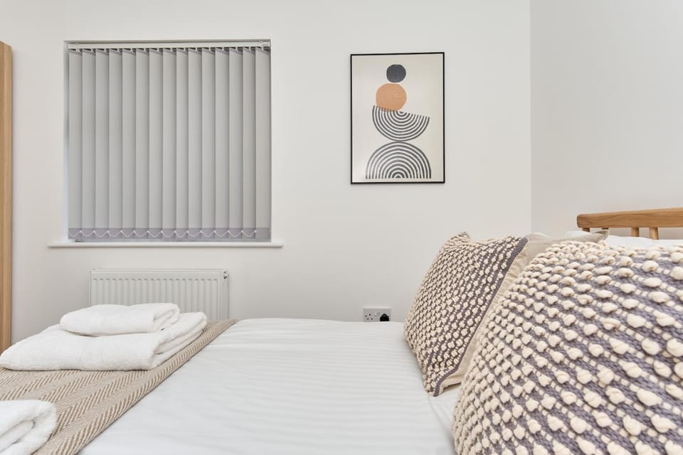 Bonchurch Court - A Stylish 3 Bed Apartment- Nr Ventnor with Large Outside Terrace & Parking - Dog Friendly - The Perfect Choice For Couples, Friends & Families - 5 Mins To Beach - Managed By Greenstay Serviced Accommodation Apartment in Ventnor