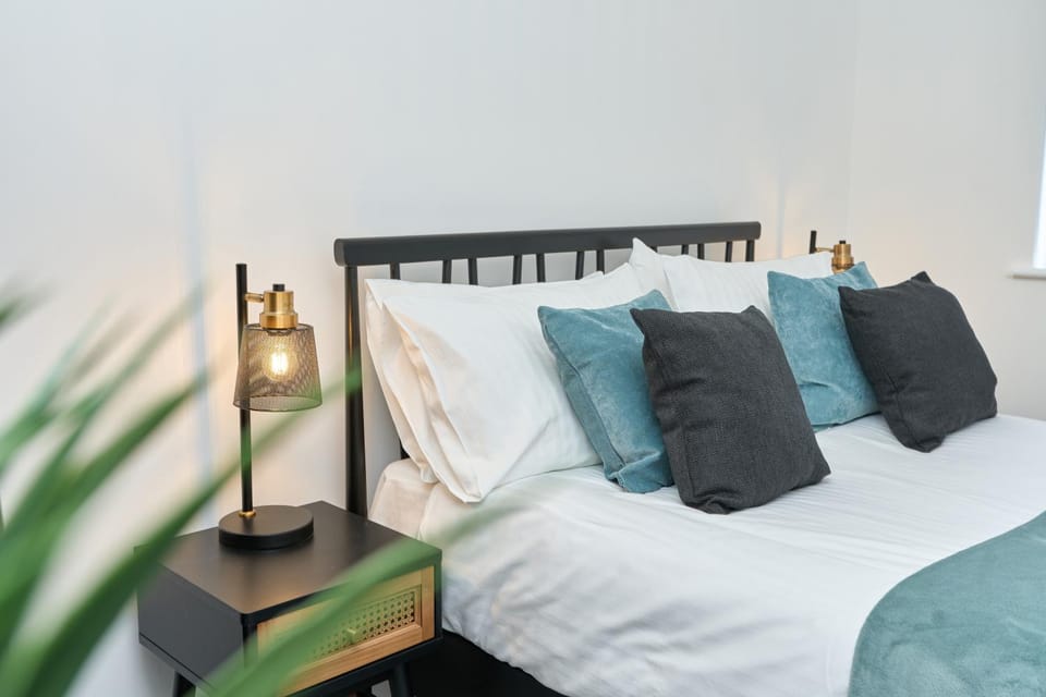 Bonchurch Court - A Stylish 3 Bed Apartment- Nr Ventnor with Large Outside Terrace & Parking - Dog Friendly - The Perfect Choice For Couples, Friends & Families - 5 Mins To Beach - Managed By Greenstay Serviced Accommodation Apartment in Ventnor