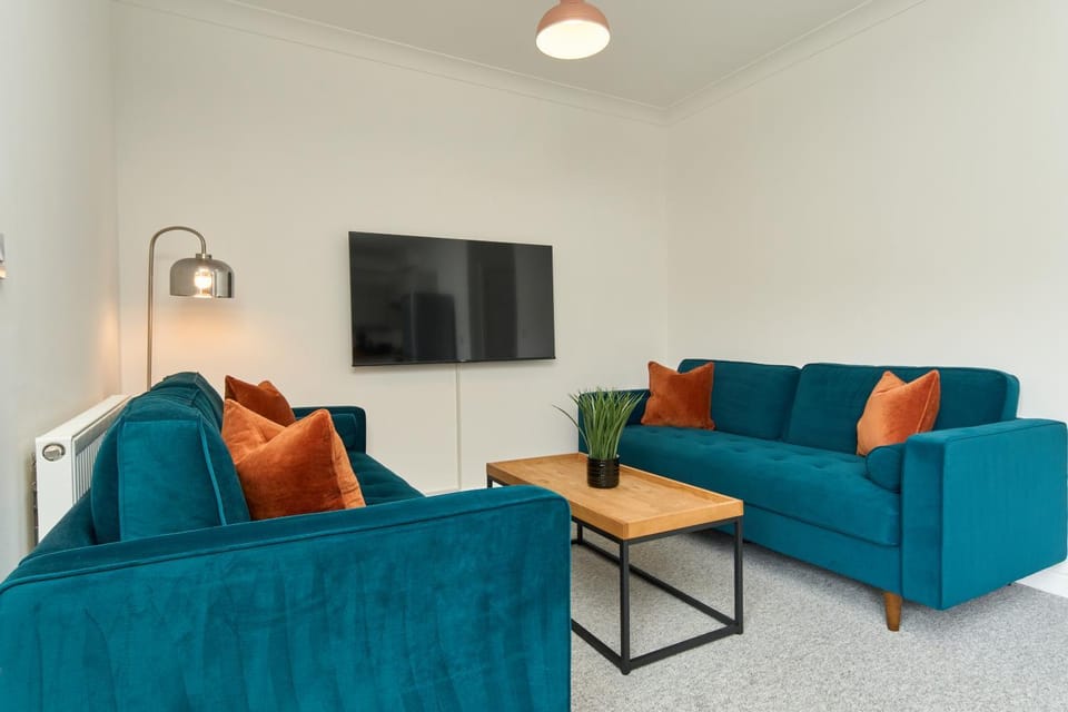 Bonchurch Court - A Stylish 3 Bed Apartment- Nr Ventnor with Large Outside Terrace & Parking - Dog Friendly - The Perfect Choice For Couples, Friends & Families - 5 Mins To Beach - Managed By Greenstay Serviced Accommodation Apartment in Ventnor