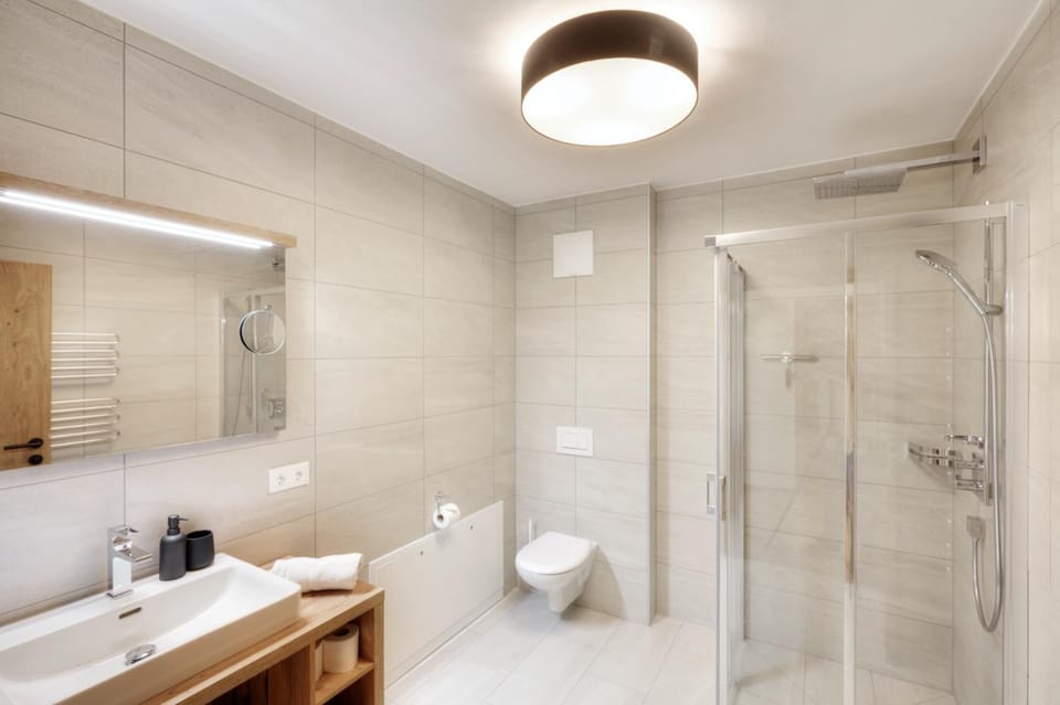 Shower, Toilet, Bathroom, towels