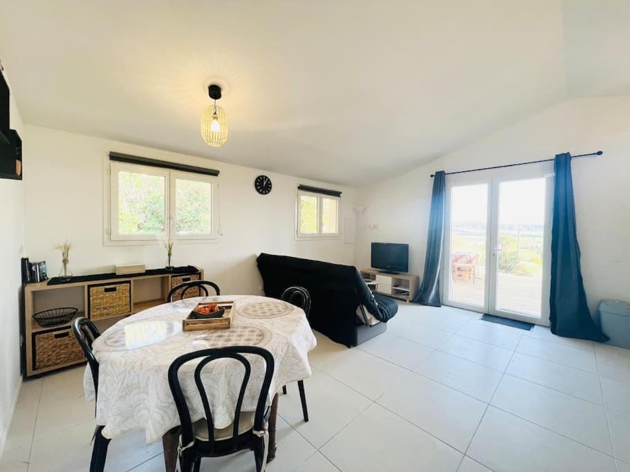 TV and multimedia, Kitchen or kitchenette, Living room, Seating area, Dining area, minibar