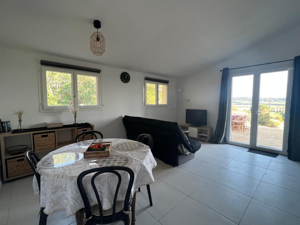 TV and multimedia, Living room, Seating area, Dining area