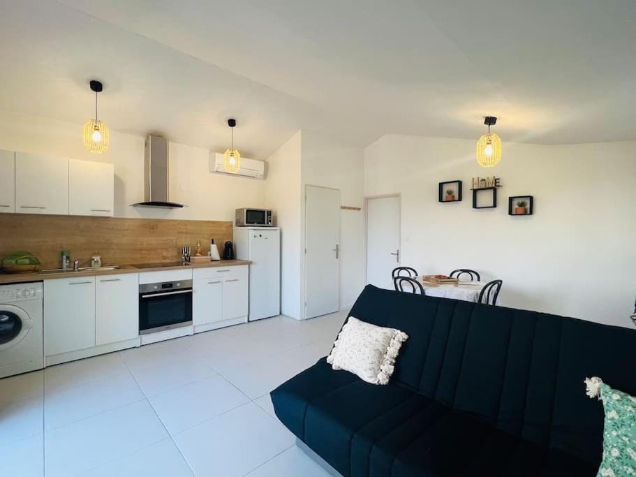 Kitchen or kitchenette, Living room, Seating area, Dining area, minibar, pet friendly, stove, toaster