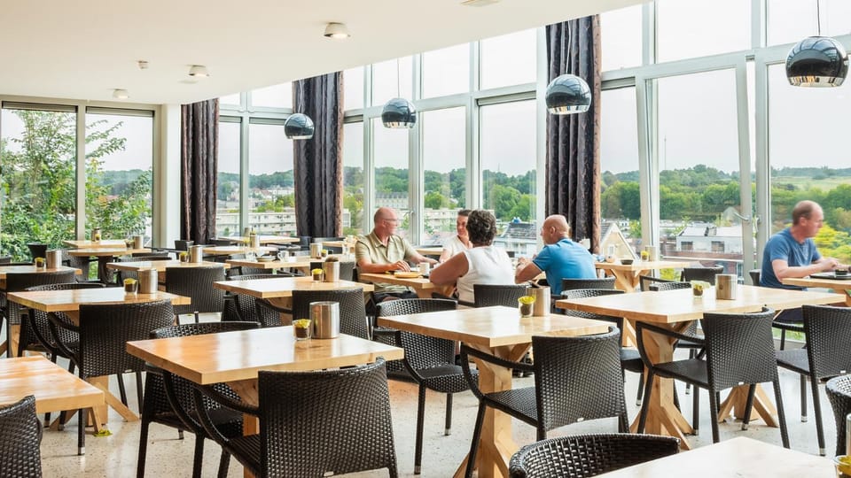 Restaurant/places to eat, People, Guests, Breakfast, Drinks