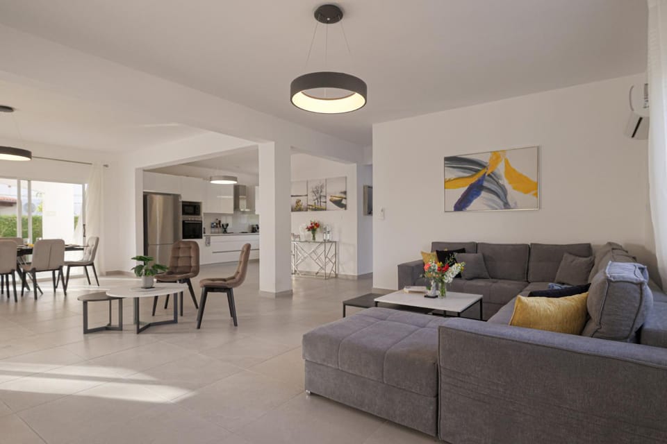 Kitchen or kitchenette, Living room, Seating area
