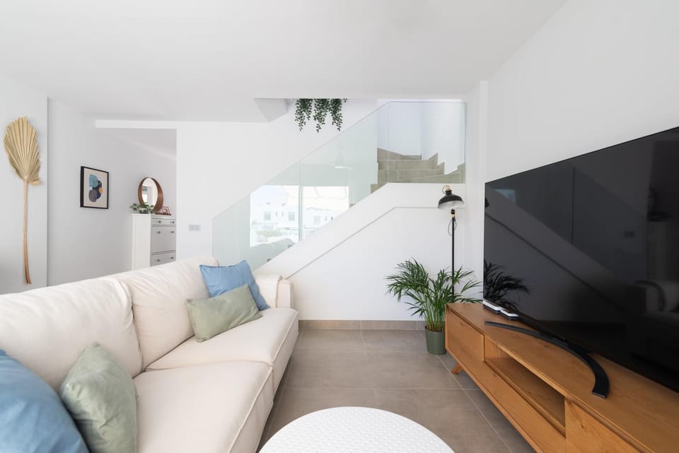 White Medano apartment. New with fast Wifi House in Abona