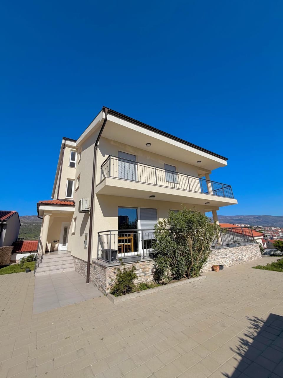 Property building, Day, BBQ facilities, View (from property/room), Balcony/Terrace, City view, Mountain view, Sea view, Parking