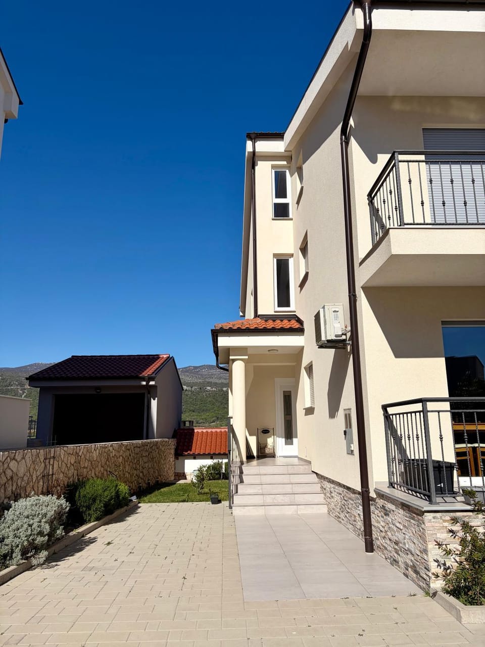 Property building, Patio, Day, BBQ facilities, View (from property/room), Balcony/Terrace, City view, Mountain view, Parking