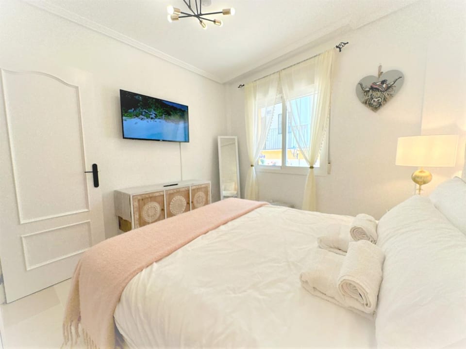 Bed, TV and multimedia, Photo of the whole room, Bedroom, towels