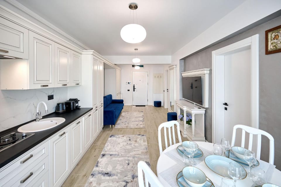 Kitchen or kitchenette, Dining area, stove