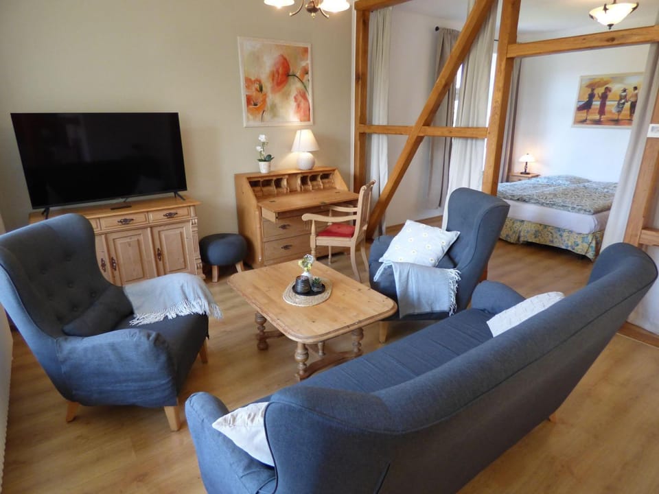 Grosse-Ferienwohnung-Wa2-100qm-im-Erdgeschoss-der-Villa-Walhall-in-einem-parkaehnlichen-Garten Apartment in Sellin