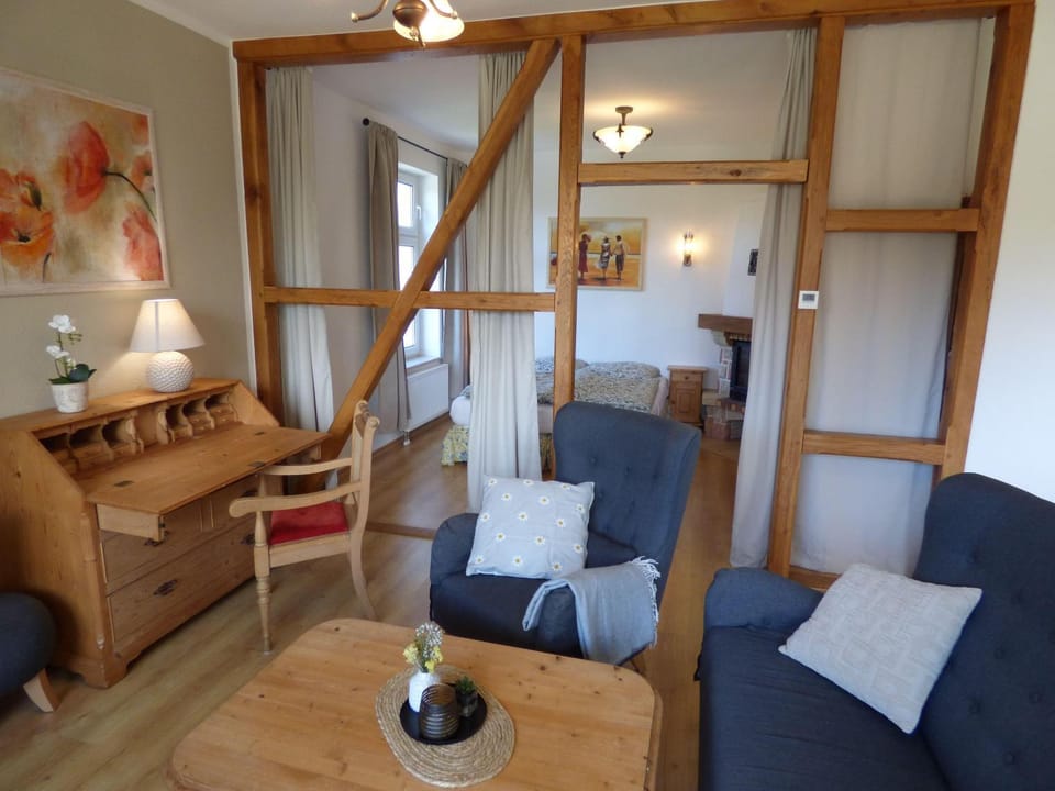 Grosse-Ferienwohnung-Wa2-100qm-im-Erdgeschoss-der-Villa-Walhall-in-einem-parkaehnlichen-Garten Apartment in Sellin
