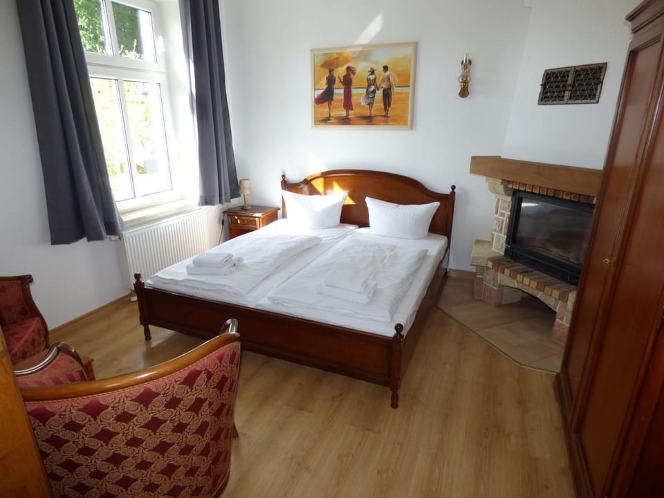 Grosse-Ferienwohnung-Wa2-100qm-im-Erdgeschoss-der-Villa-Walhall-in-einem-parkaehnlichen-Garten Apartment in Sellin