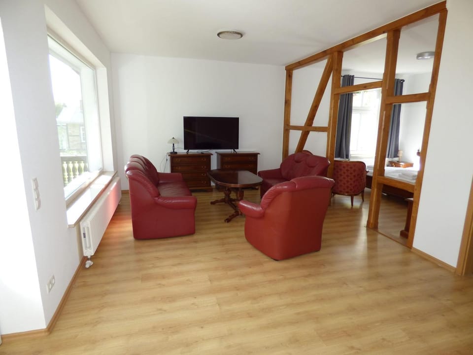 Grosse-Ferienwohnung-Wa2-100qm-im-Erdgeschoss-der-Villa-Walhall-in-einem-parkaehnlichen-Garten Apartment in Sellin