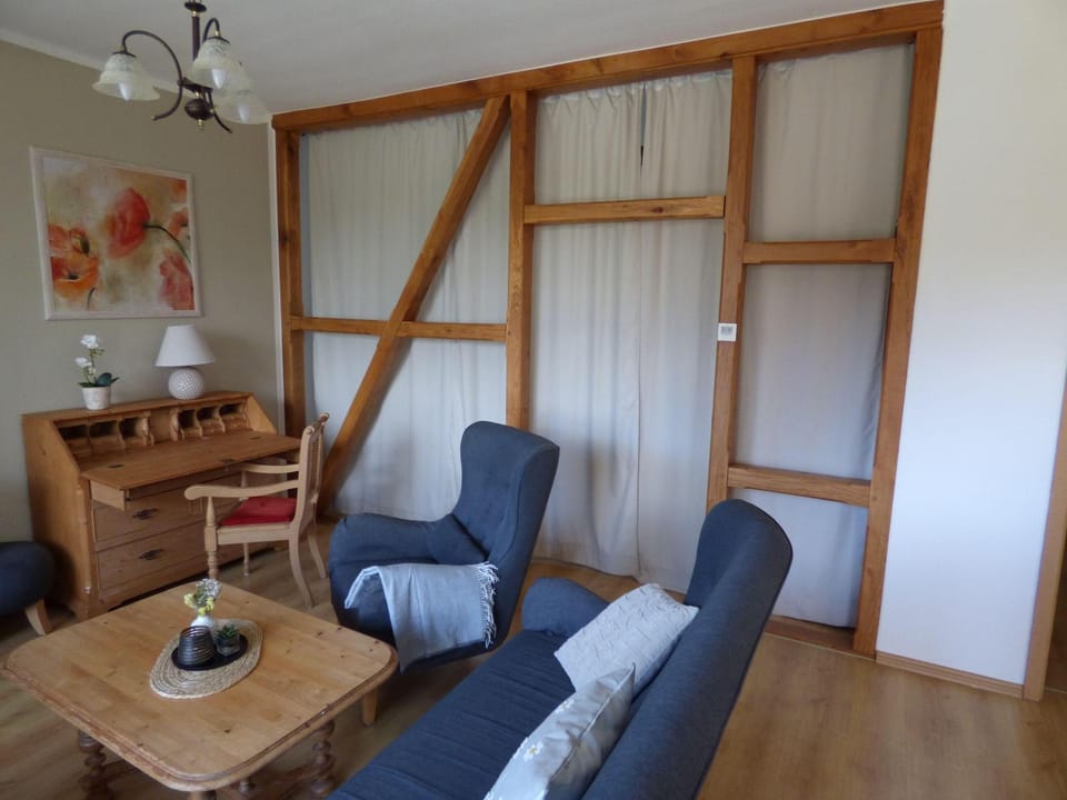 Grosse-Ferienwohnung-Wa2-100qm-im-Erdgeschoss-der-Villa-Walhall-in-einem-parkaehnlichen-Garten Apartment in Sellin